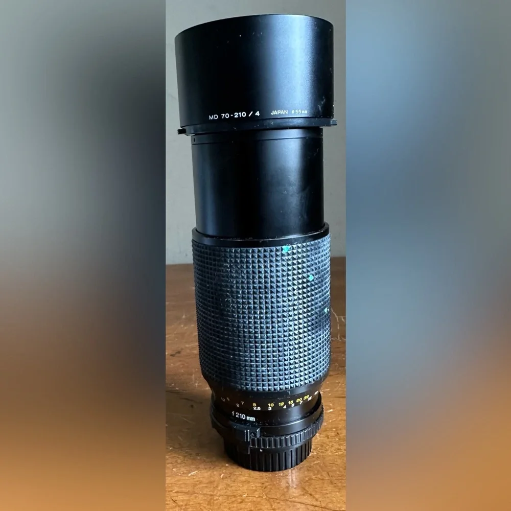Black Camera Lens Minolta MD Zoom 70-210mm 1:4 Telephoto Lens w/ SunShade Hood